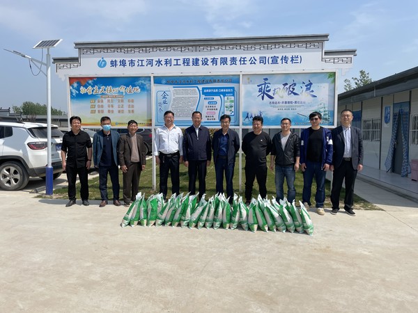 市水利局和市水投公司領(lǐng)導五一慰問(wèn)蚌埠江河一線(xiàn)職工1.png